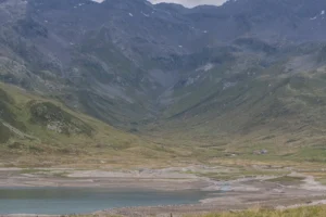 landschapsfotografie - Dramatic solitary mountain landscape in the Alps, barren formations with vast empty valleys and rocky outcrops below.