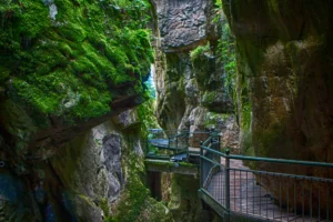 landschapsfotografie - Suspended bridge over Orrido di Bellano gorge with waterfalls