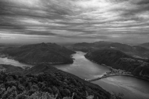 landschapsfotografie - Balcony of Italy viewpoint at Monte Sighignola, panoramic Alps and Lake Lugano vista from the iconic railing.